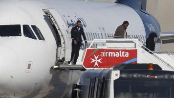 Liberan 109 pasajeros del avión libio desviado a Malta, pero dos posibles secuestradores siguen aún en la nave