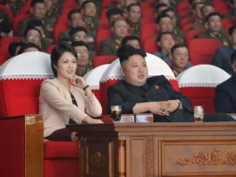 Esposa de Kim Jong Un reaparece en público