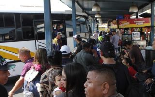 MARACAIBO VENEZUELA 06/02/2016 ZULIA TERMINAL DE PASAJEROS EN ASUETO DE CARNAVAL  EN LA FOTO PASAJEROS BUSCANDO PASAJES