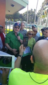 Dr. Ramon Ceballo, mientras pronunciaba las palabras centrales de la manifestacion efectuada en la ciudad de Miami