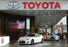 Las amenazas de Trump a Toyota hunden sus acciones y lastran la bolsa de Tokio
