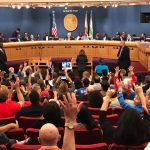 Comisión Miami-Dade debate orden de informar a Inmigración sobre indocumentados