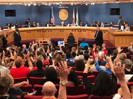 Comisión Miami-Dade debate orden de informar a Inmigración sobre indocumentados
