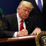 Trump da reversa: firma el paquete de ayudas por el coronavirus, incluyendo cheques de $600
