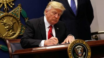 Trump da reversa: firma el paquete de ayudas por el coronavirus, incluyendo cheques de $600