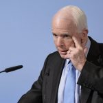 McCain dice a Trump que “dictadores” empiezan reprimiendo a la prensa