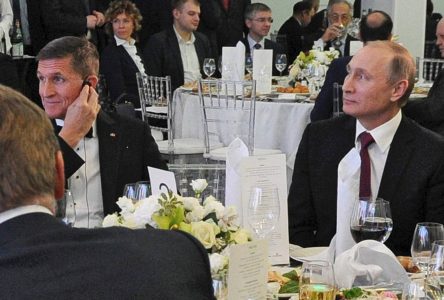 El presidente ruso, Vladímir Putin, sentado junto al entonces militar retirado estadounidense Michael T. Flynn, el 10 de diciembre de 2015. EFE