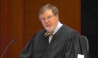 Trump ahora culpa al juez Robart de lo que “pueda pasar”