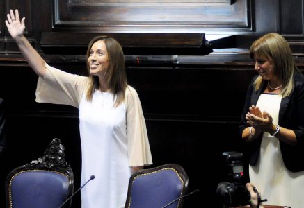 La gobernadora María Eugenia Vidal saluda durante la apertura de sesiones de la legislatura de Buenos Aires,