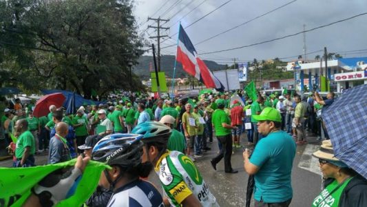 Miles marchan en Puerto Plata