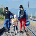 Gobierno confirma que evalúa separar a las madres de sus niños al cruzar la frontera de manera ilegal