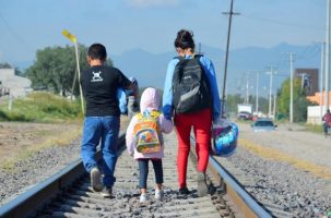 Gobierno confirma que evalúa separar a las madres de sus niños al cruzar la frontera de manera ilegal
