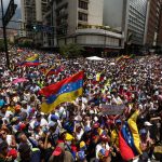 Miles de personas toman Caracas contra el chavismo