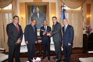 Ejecutivos de Pawa Dominicana presentan planes de expansión de la aerolínea al Presidente Medina