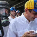 La Guardia Nacional Bolivariana agrede al líder opositor Capriles tras una manifestación
