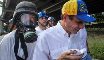 La Guardia Nacional Bolivariana agrede al líder opositor Capriles tras una manifestación