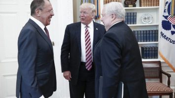 El ministro de Exteriores ruso, Sergéi Lavrov; el presidente Donald Trump, y el embajador ruso, Sergéi Sislyak