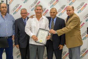 . Isidro Barros al momento de recibir un pergamino de reconocimiento en la Universidad Ana G. Méndez. Desde la Izq. Tony Castellanos, presidente del Colegio Dominicano de Periodistas, Napoleón Beras, Kandy Romero y Jorge Ramos, presidentes de la Filial de Miami y de Acroarte, respectivamente.