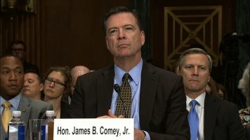 El exdirector del FBI James Comey pide a los votantes “usar cada aliento” para sacar a Trump de la Presidencia