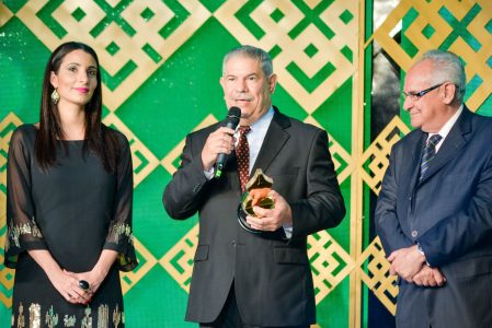 Desde izq. Pamela Ortíz de la firma Brugal, Isidro Barros recibiendo el premio “Acroarte al Mérito Periodístico” y Napoleón Beras ex presidente de Acroarte.