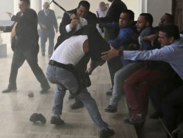 Grupos de choque chavistas asaltan el Parlamento y hieren a varios diputados