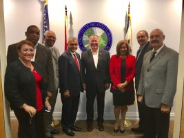 En la foto la periodista Gheidy de la Cruz, Wagner Jiménez, Juan Isidro Martínez, Embajador Alterno RD ante la ONU, el viceministro Carlos Gabriel, el alcalde Buddy Dyer, la vicealcaldesa Jacinta Estevez el Dr. Homer.jpg