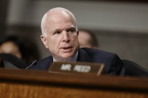 El senador McCain, en plena lucha contra el cáncer, decide acudir a votar