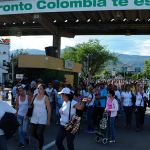 Decenas de miles de venezolanos cruzan a Colombia