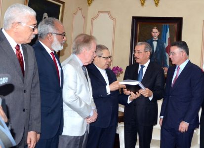 El presidente Danilo Medina recibió en el palacio nacional el informe de la comisión que estudió la licitación y adjudicación de la planta de Punta Catalina. La comisión integradas por Agripino Nuñes Collado,José Luis Corripio, Servio Tulio Castaños Guzmán, Jaime Aristy Escuder, Gabriel del Río Doñé, Celso Marranzini, Persio Maldonado y Pedro Brache/foto José de León