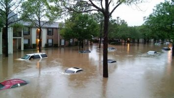 Houston vive una catástrofe: casi toda la ciudad está bajo el agua y lo peor aún no ha llegado