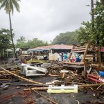El huracán María causa destrucción en Puerto Rico, dejándola sin electricidad e incomunicada