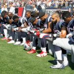 Jugadores de la NFL y dueños de equipos desafían a Trump arrodillándose durante el himno