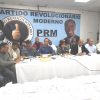 La dirección del PRM en Nueva York junto a los delegados de las corrientes políticas internas en el momento de la firma del documento.