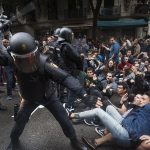 Brutal represión de la Policía contra los votantes del referéndum catalán