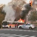 Autobús NY estalla en llamas con pasajeros a bordos; iban criollos