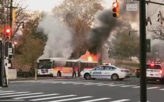 Autobús NY estalla en llamas con pasajeros a bordos; iban criollos