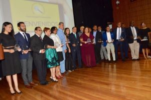  Gheidy De la Cruz directora de Diaspora Dominicana junto a otros galardonados con el Premio Nacional de Periodismo Digital.  