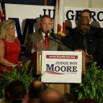 Dos mujeres cuentan que el candidato a senador Moore perseguía a jóvenes en un centro comercial de Alabama