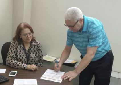 Momento el cual Ramon Ceballo firma la inscripcion de su candidatura a la Presidencia del Comite Internacional del PRM