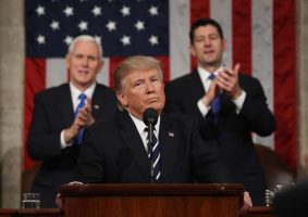 Las 12 mentiras y frases engañosas de Trump en su primer discurso del Estado de la Unión