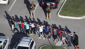 “Mis amigos fueron asesinados y tú tienes el coraje de hacer de esto algo sobre Rusia”: los estudiantes de Parkland responden a Trump
