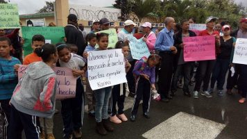 Comunitarios en Bonao reclaman educación pague salarios a directora 