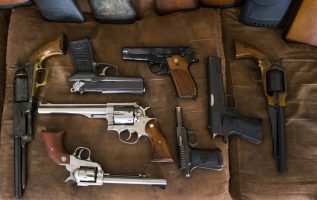 En NY aprueban ley prohíbe fabricación y venta armas no detectables