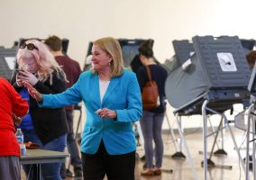 Silvia Garcia gana primarias demócratas 