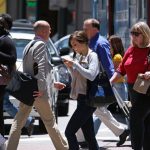 Ciudad NY buscaría multar personas mientras camina escribiendo en celular