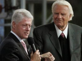 en esta foto se le ve al predicador junto al expresidente Bill Clinton