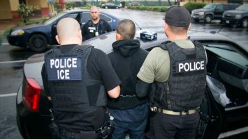 Acusan a ICE y a inmigración de engañar a inmigrantes para arrestarlos y deportarlos