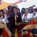 Costa Rica apuesta por la continuidad y evita dar el poder al líder evangélico