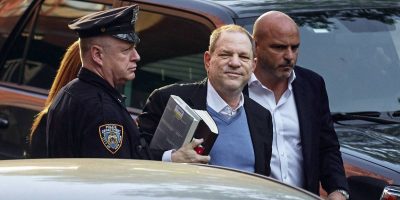 Harvey Weinstein se entrega a la policía en Nueva York para enfrentar cargos por agresión sexual