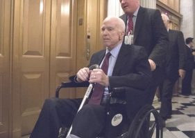 Criollos NY oran por salud senador McCain; defensor hispanos en EEUU